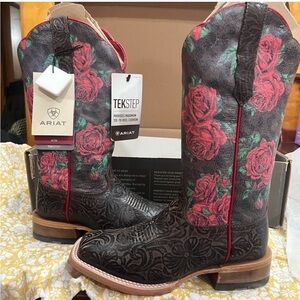 NWT RARE DISCONTINUED Red Rose Farrah Women’s ARIAT Boots